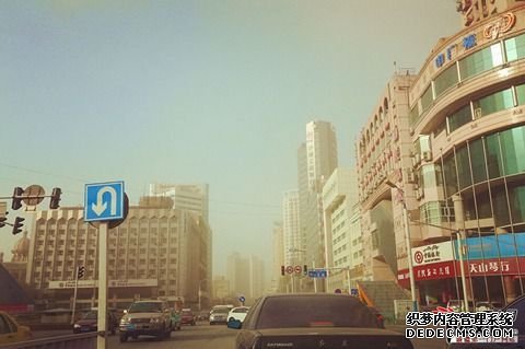 11月24日上午，大風(fēng)夾雜著黃沙將烏魯木齊市籠罩。（圖片來源：亞心網(wǎng) 呂伊晗 攝）