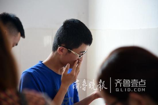 在病房里偷偷抹掉眼淚的張智超。