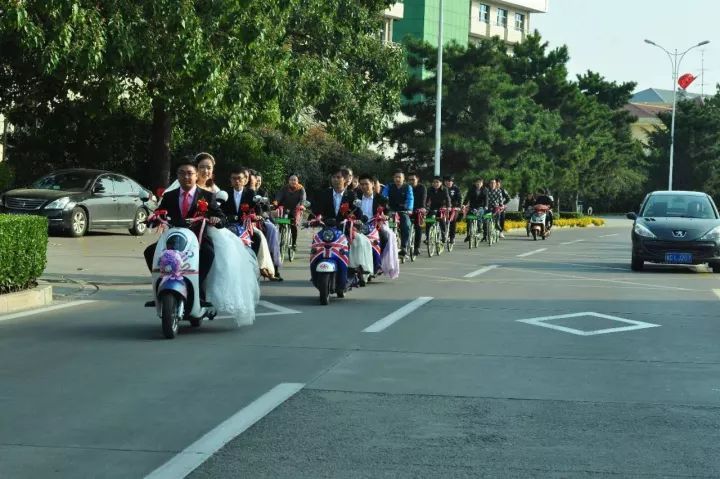 秦皇島街頭現(xiàn)共享單車婚禮 別樣創(chuàng)意驚艷海濱！